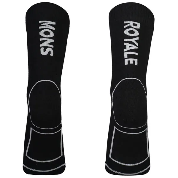 Dámske ponožky Mons Royale Tech Bike Sock 2.0 Ponožky Mons Royale Tech Bike Sock 2.0 pre bajkových fanúšikov. V šatníku zdanlivo nepodstatná vec, ale nezabudni, že aj v maličkostiach je sila, ktorá na konci dňa strávenom v sedle môže znamenať veľký rozdiel. Špeciálne navrhnuté pre cyklo, úzky strih presne kopíruje tvar nohy a vďaka žebrovému lemu sa ponožka nikam nezhrnie. Bezšvová špička zvýši komfort a ochráni pred pľuzgiermi. Zosilnené chodidlo zaistí dlhšiu životnosť a spolu s podporou klenby i pohodlnejšie pedálovanie. Priedušná sieťovina pre reguláciu teploty a rýchlejší odvod vlhkosti. Vďaka kombinácii merina a nylonu sú ponožky veľmi ľahké, pevné, nežmolkujú sa a majú skvelé termoregulačné vlastnosti.