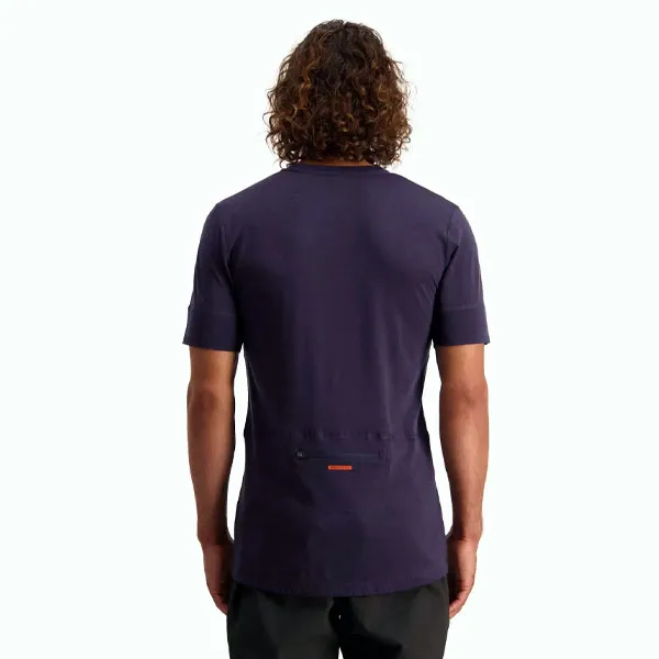 Pánske tričko Mons Royale M Cadence T Merino tričko na dlhý deň v sedle s malým vreckom na chrbte. Reguluje teplotu a udrží Vás v teple, aj keď ste mokrý. Strih je tenký. Pánske cyklistické tričko Mons Royale CADENCE HALF ZIP s krátkym rukávom. Upletené z najpokročilejšieho, ultraľahkého úpletu Merino Air-Con, extrémne priedušného, rýchlo vysychá a udrží si výborné termoregulačné vlastnosti, aj keď je práve trochu vlhký. Predĺžená dĺžka zadného dielu (drop tail) pre lepšie krytie má pogumovaný lem, takže sa tričko pri pohybe nevyhŕňa. Nižší golier na zips pre ventiláciu vzduchu. Vrecko na chrbte so zipsom na cennosti. Merino je vlna z ovečiek z Nového Zélandu, ktorá neškriabe, skvelo odvádza pot, drží optimálnu teplotu a nesmrdí.